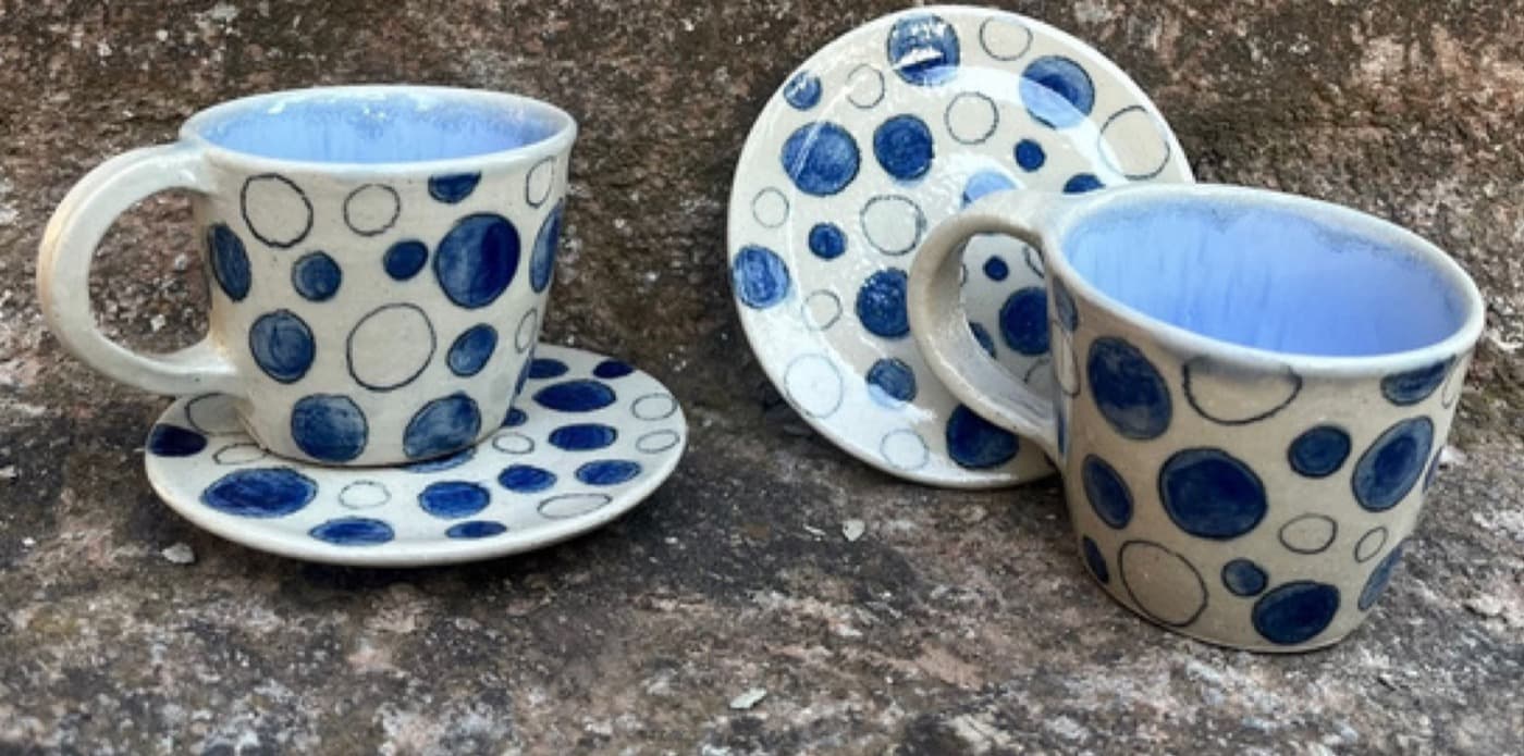 Tazas y platillos de gres con lunares azules